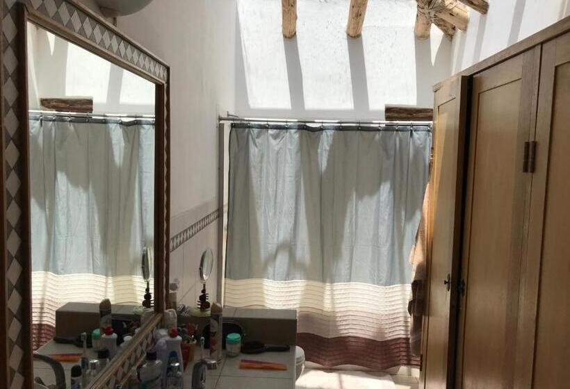 اتاق لوکس, Karina Wasi