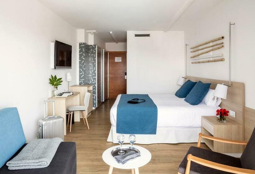 اتاق استاندارد سه تخته با چشم‌انداز استخر, Aqua Hotel Onabrava & Spa 4sup