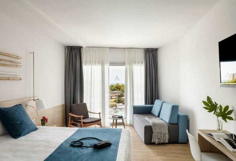 اتاق استاندارد سه تخته با چشم‌انداز استخر, Aqua Hotel Onabrava & Spa 4sup
