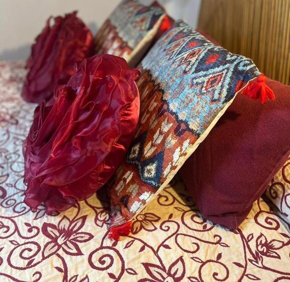 اتاق استاندارد سه نفره, El Bricial