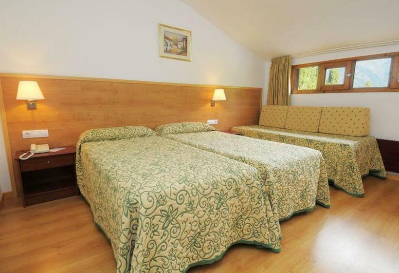 Standard Triple Room, Evenia Monte Alba