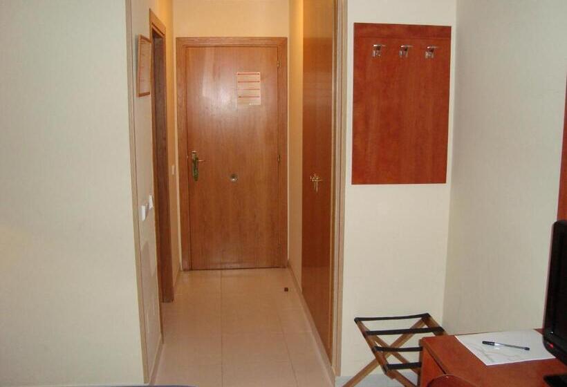 Standard Triple Room, Guineu