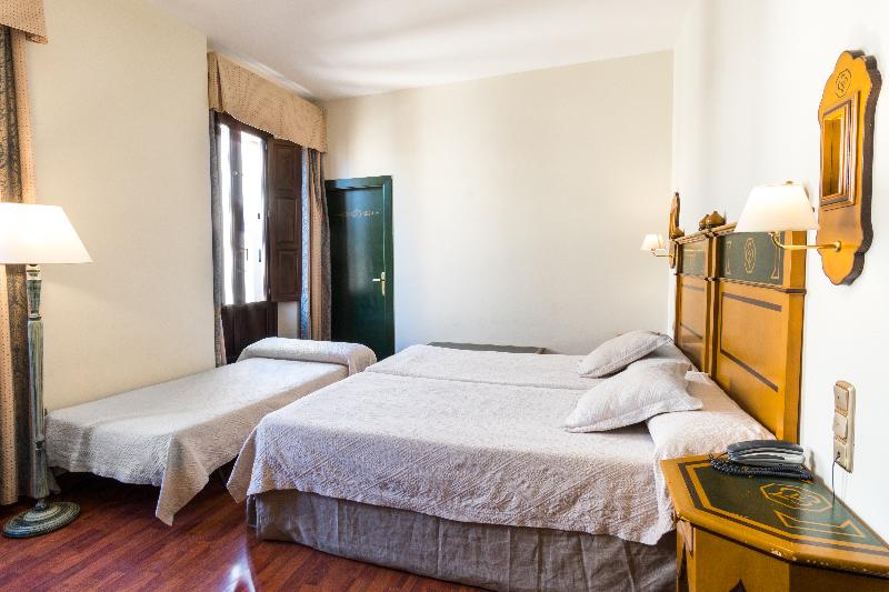 اتاق استاندارد سه نفره, Plaza Nueva