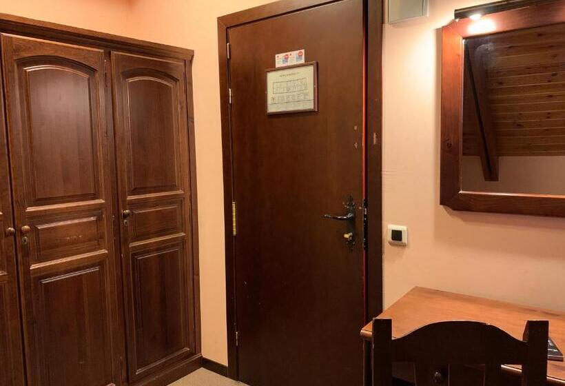 اتاق استاندارد چهار تخته, Romànic
