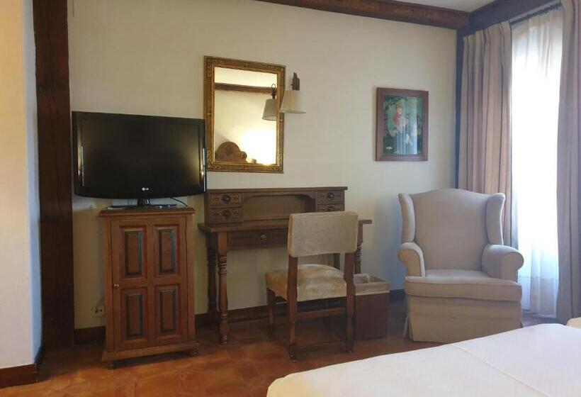 Standard Triple Room, Parador De Plasencia