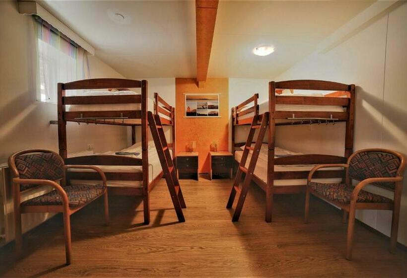 تختخواب در اتاق مشترک, Húsavík Green Hostel