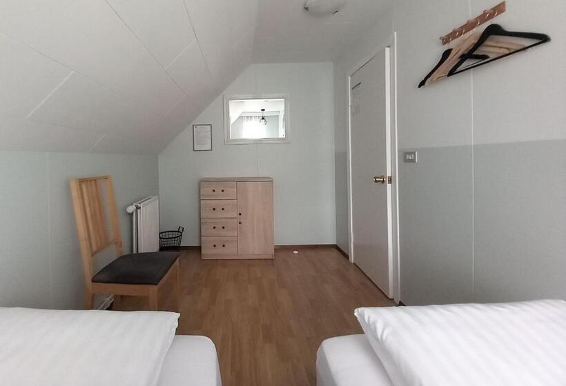 اتاق استاندارد با سرویس بهداشتی مشترک, Húsavík Green Hostel