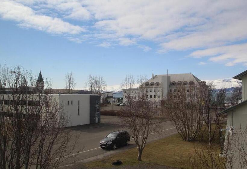 اتاق استاندارد سه تخته با سرویس بهداشتی مشترک, Húsavík Green Hostel