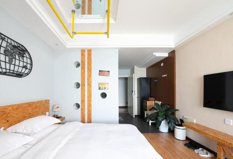 اتاق لوکس با بالکن و چشم‌انداز دریا, Ning House Lake View Inn