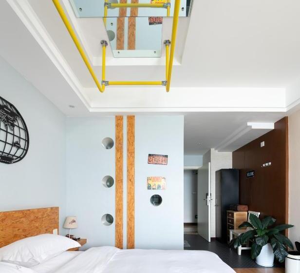 اتاق لوکس با بالکن و چشم‌انداز دریا, Ning House Lake View Inn