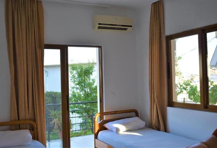اتاق استاندارد چهار تخته, Villa Zeneli