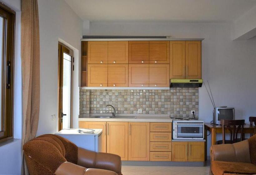 اتاق استاندارد چهار تخته, Villa Zeneli