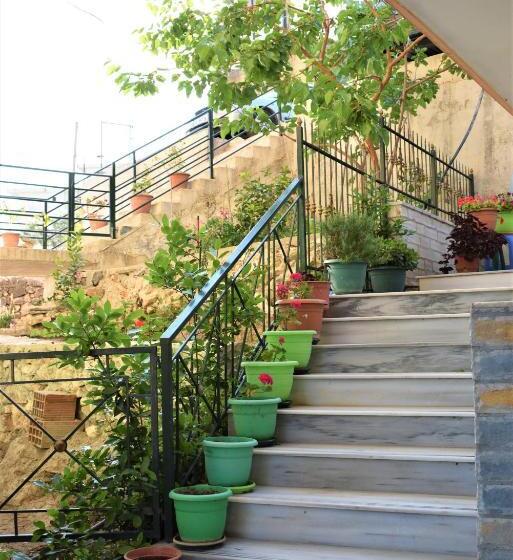 اتاق استاندارد سه تخته با چشم‌انداز باغ, Villa Zeneli