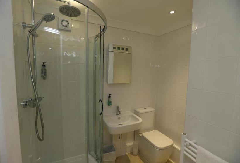 اتاق استاندارد سه نفره, Corner House Hotel Gatwick With Bookable Holiday Parking