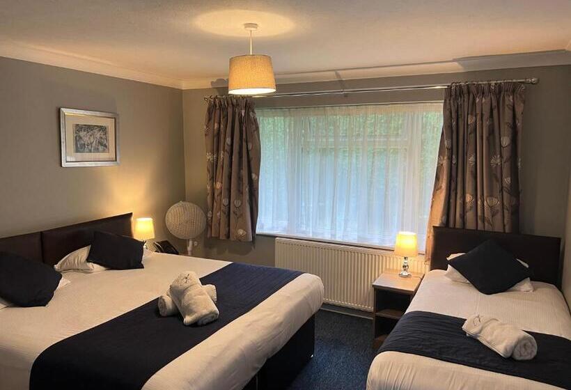 اتاق استاندارد سه نفره, Corner House Hotel Gatwick With Bookable Holiday Parking