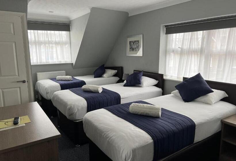 اتاق استاندارد سه نفره, Corner House Hotel Gatwick With Bookable Holiday Parking