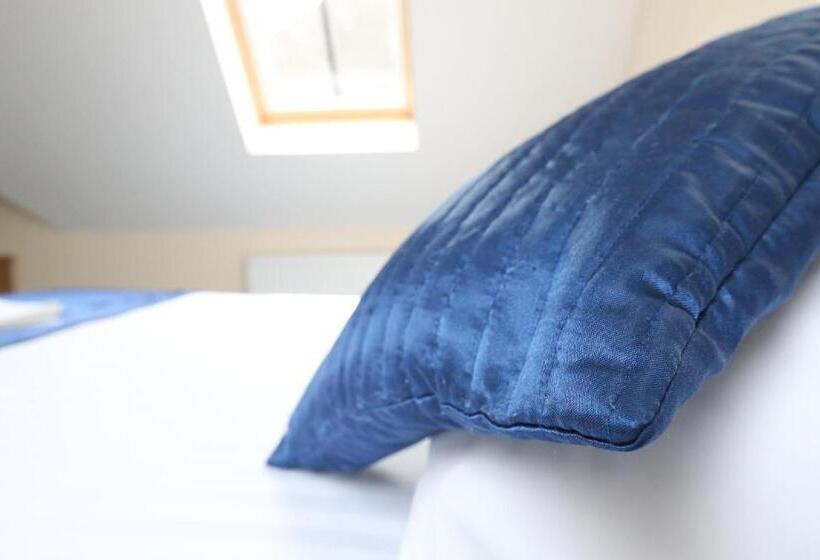 اتاق لوکس, Corner House Hotel Gatwick With Bookable Holiday Parking