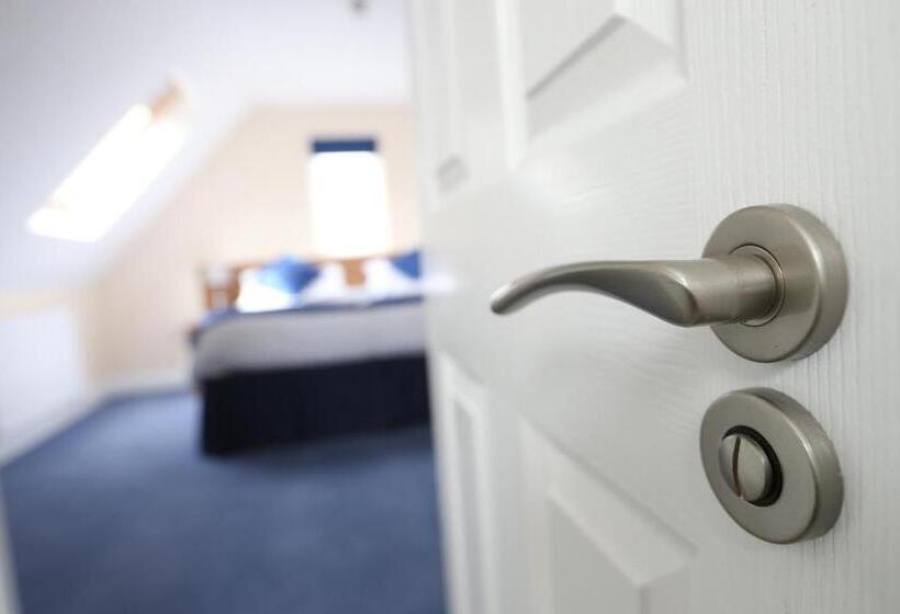 اتاق لوکس, Corner House Hotel Gatwick With Bookable Holiday Parking