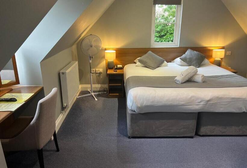 اتاق لوکس, Corner House Hotel Gatwick With Bookable Holiday Parking