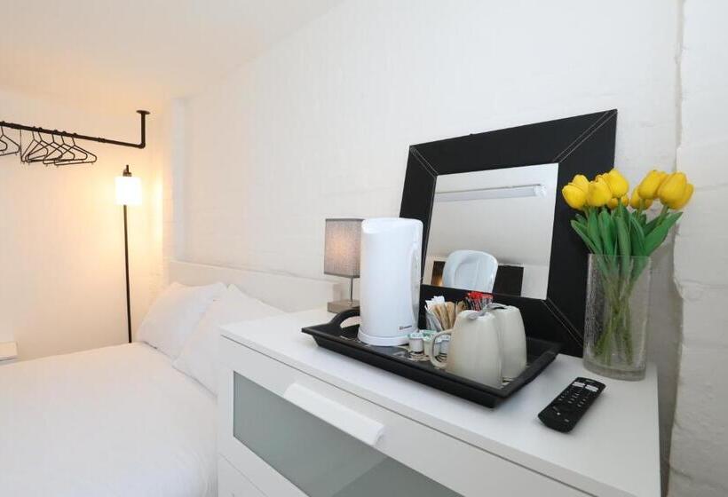اتاق استاندارد چهار تخته, Anchor Guest House