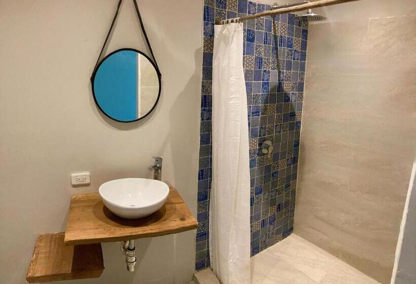 اتاق استاندارد, The Journey Hostel