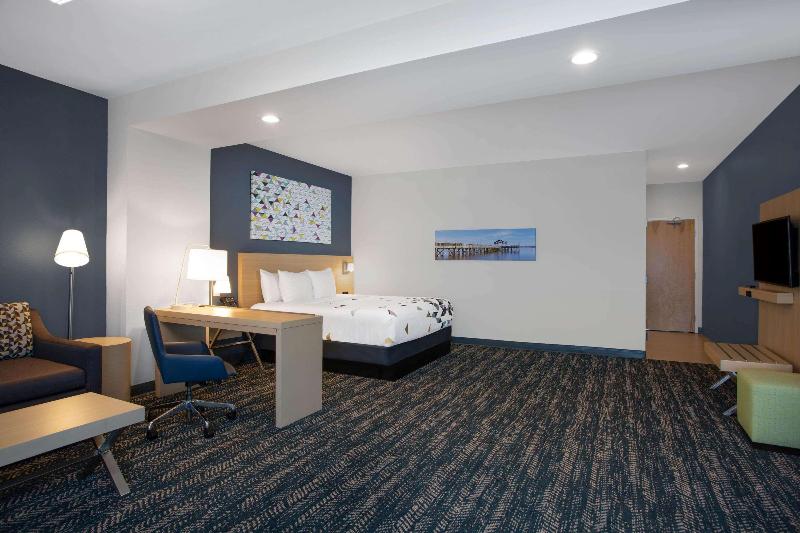 Deluxe Suite King Bed, La Quinta Inn & Suites By Wyndham Manassas, Va  Dulles Airport