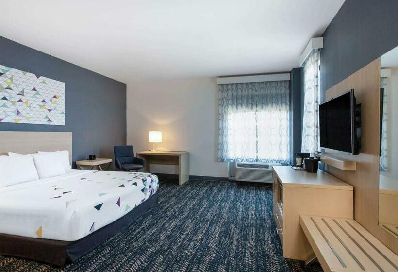 اتاق استاندارد با تخت بزرگ برای معلولان, La Quinta Inn & Suites By Wyndham Manassas, Va  Dulles Airport