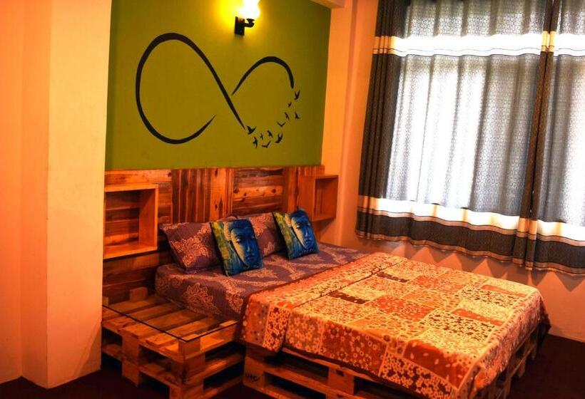 اتاق لوکس, Yog Inn