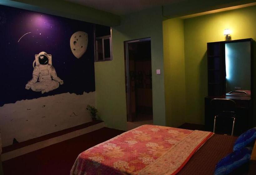 اتاق اکونومی, Yog Inn