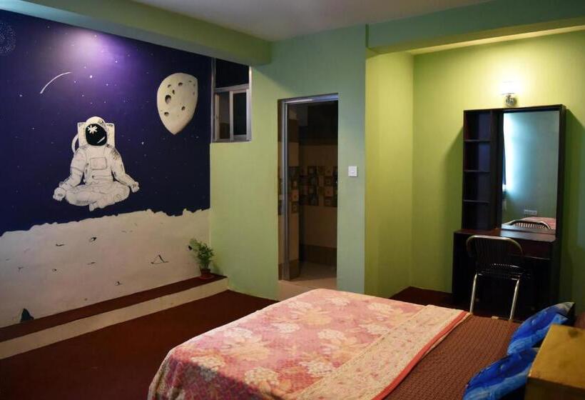 اتاق اکونومی, Yog Inn