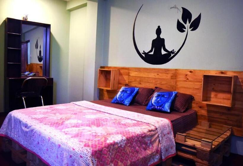 اتاق اکونومی, Yog Inn