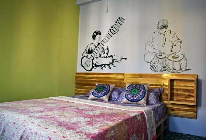 اتاق اکونومی, Yog Inn