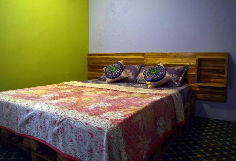 اتاق اکونومی, Yog Inn