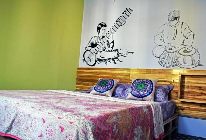 اتاق اکونومی, Yog Inn