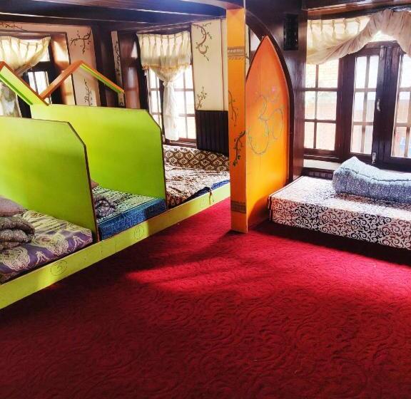 تختخواب در اتاق مشترک, Yog Inn