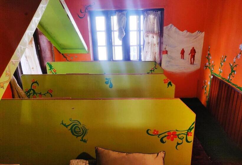 تختخواب در اتاق مشترک, Yog Inn