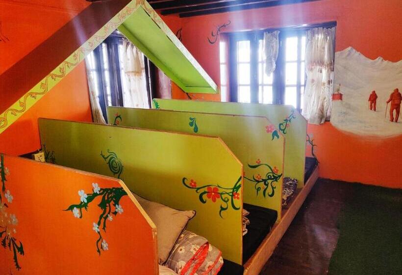 تختخواب در اتاق مشترک, Yog Inn