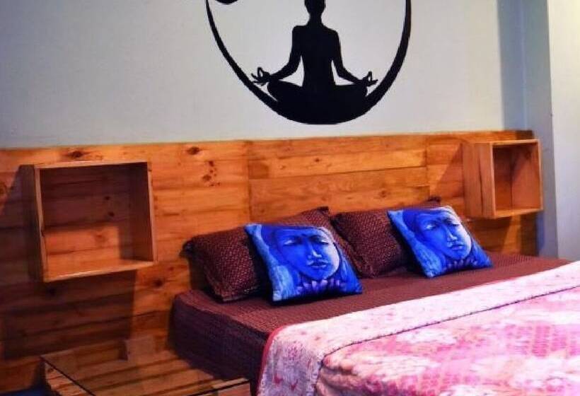 تختخواب در اتاق مشترک, Yog Inn
