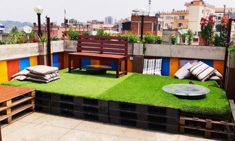 تختخواب در اتاق مشترک, Yog Inn
