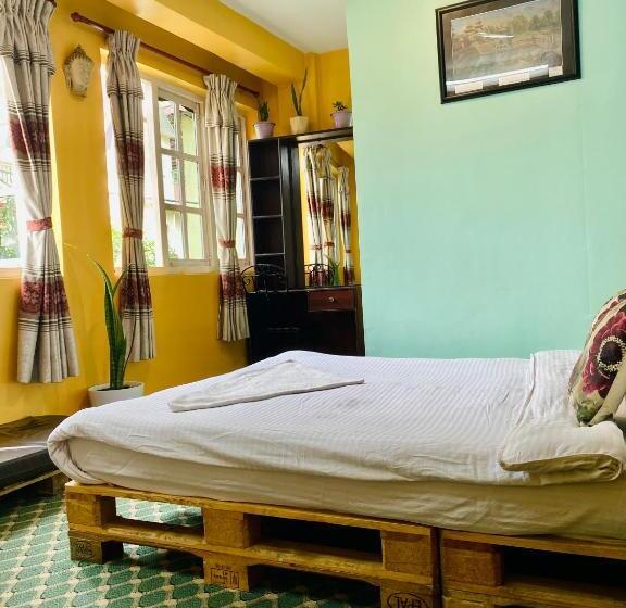 اتاق اکونومی, Yog Inn