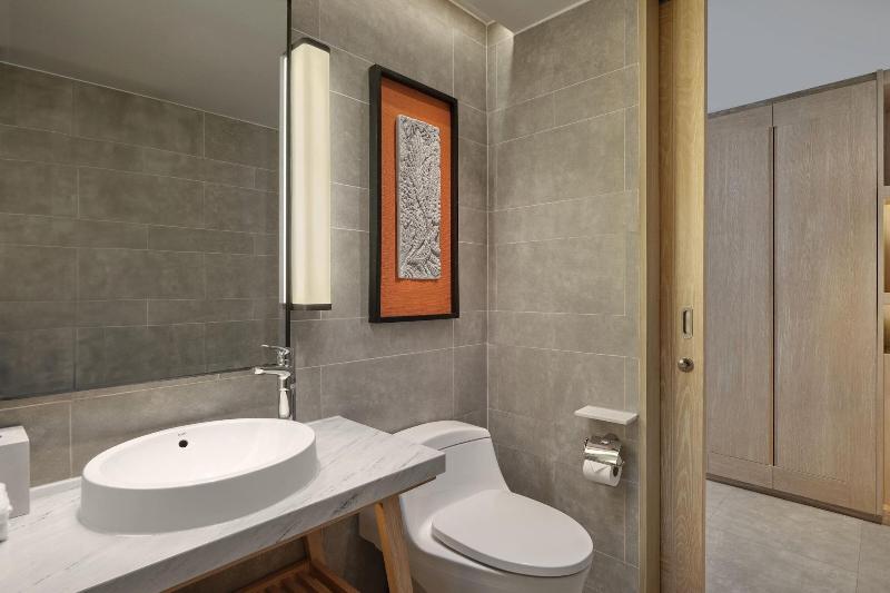 سوئیت با تخت بزرگ, Four Points By Sheraton Phuket Patong Beach Resort