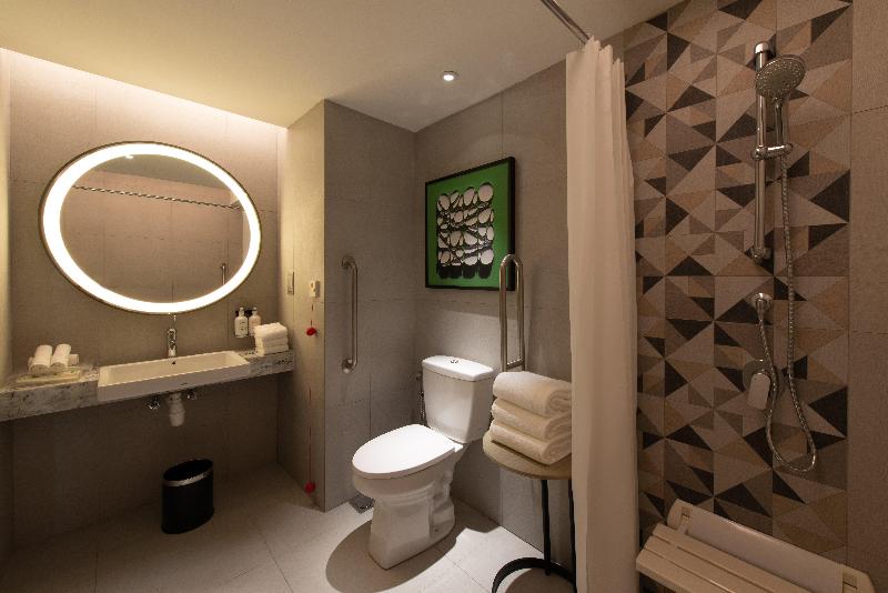 اتاق استاندارد با تخت بزرگ برای معلولان, Holiday Inn Johor Bahru City Centre By Ihg