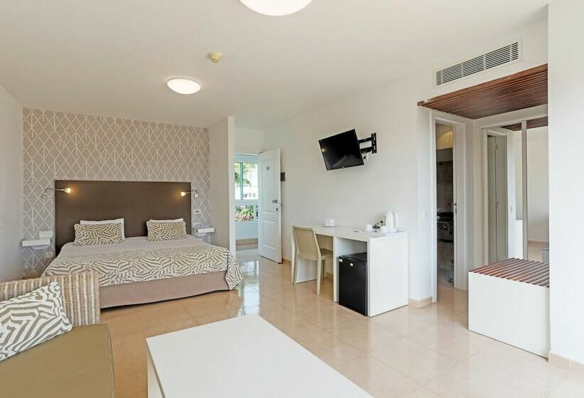 Chambre Standard Vue Piscine, Arena Suite