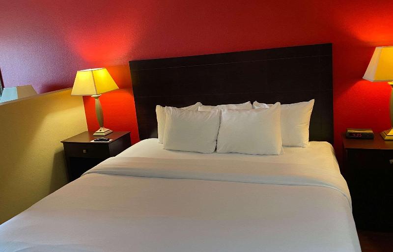 سوئیت با تخت بزرگ, Comfort Inn & Suites At I 74 And 155