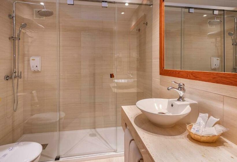 اتاق استاندارد با چشم‌انداز استخر, Ght Neptuno Tossa & Venus Spa