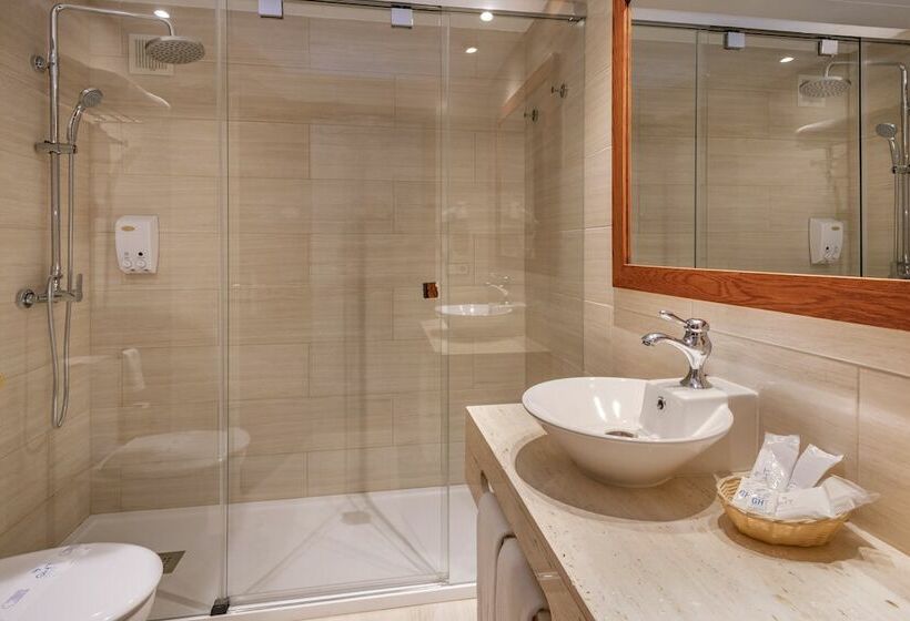 اتاق استاندارد با چشم‌انداز استخر, Ght Neptuno Tossa & Venus Spa