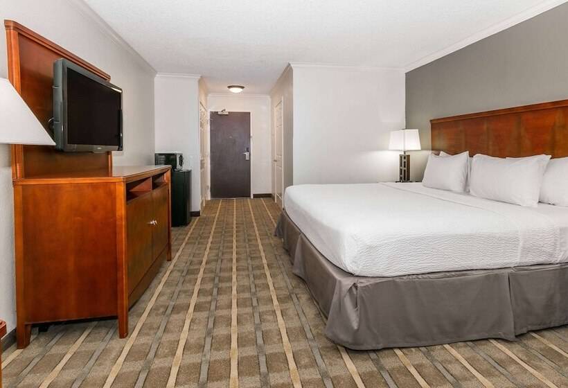 Suite Adapted for people with reduced mobility, Richmond Inn & Suites Trademark Collection By Wyndham