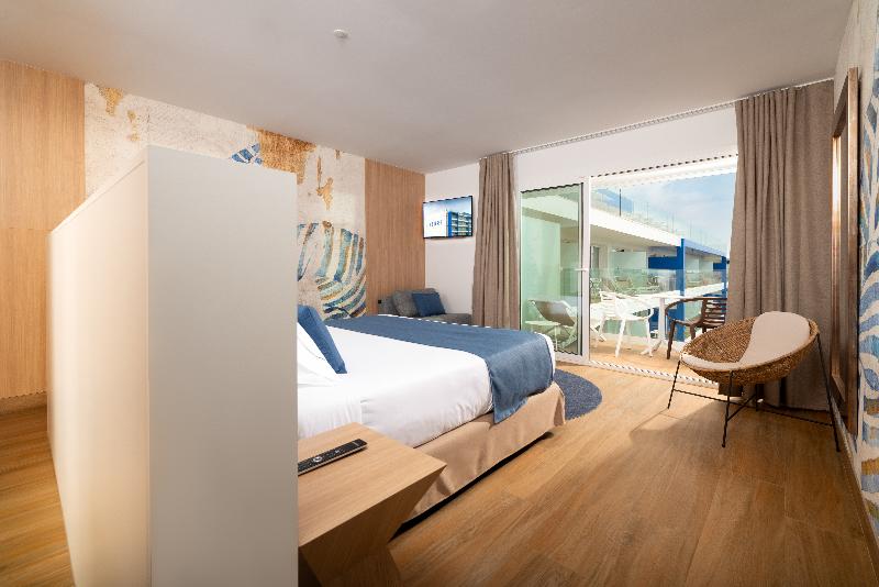 اتاق سه نفره دلوکس با چشم‌انداز استخر, L'Azure Hotel 4* Sup
