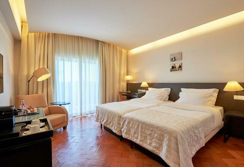 اتاق استاندارد با چشم‌انداز استخر, Penina Hotel & Golf Resort