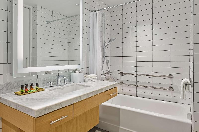 اتاق استاندارد با تخت بزرگ برای معلولان, Canopy By Hilton Austin Downtown
